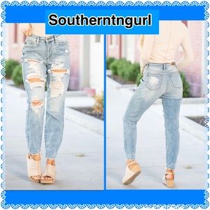 NWT JUDY BLUE High Rise Boyfriend Distressed Light Wash Jeans